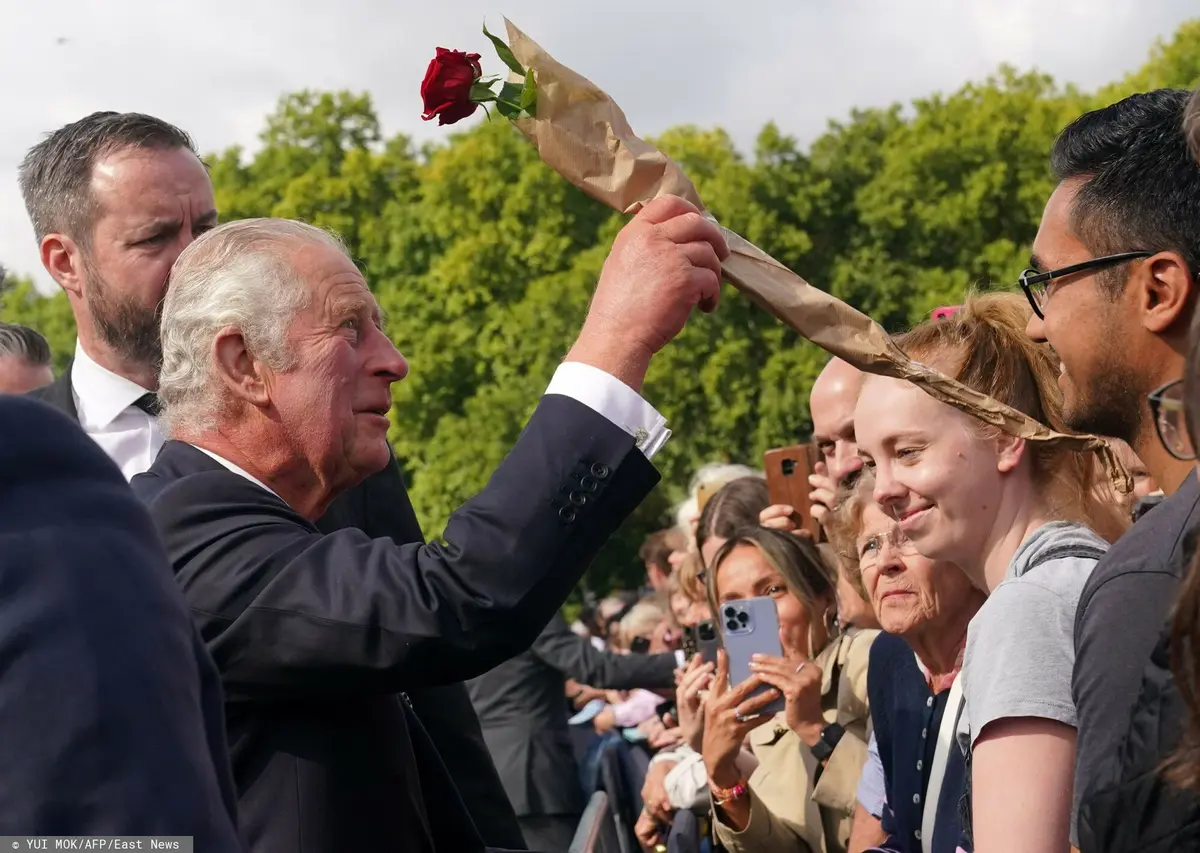 Król Karol pozdrawia tłumy przed pałacem Buckingham
