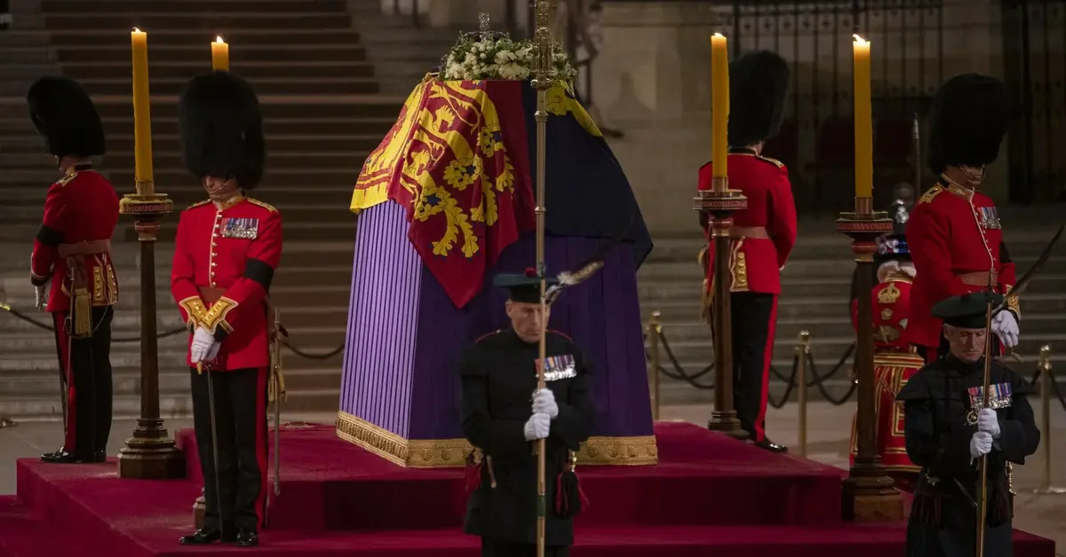 Główne zdjęcie - Świat pożegnał Elżbietę II. Trumna królowej spoczęła w kaplicy Jerzego VI
