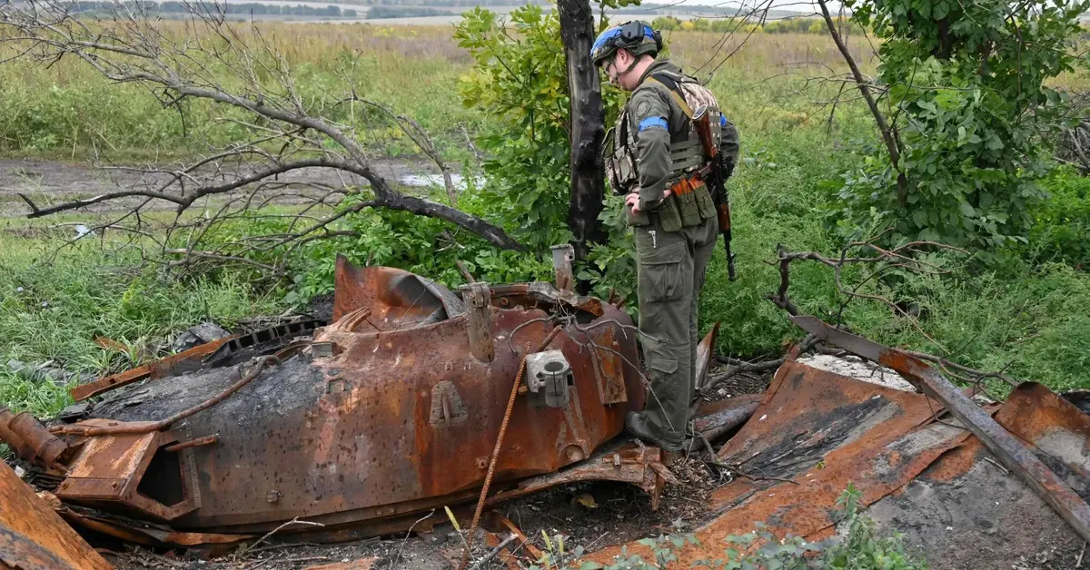 ukraiński żołnierz na rosyjskim czołgu
