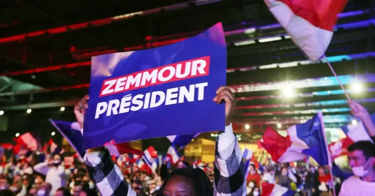 Wiec wyborczy Erica Zemmoura i transparent z napisem "Zemmour president".