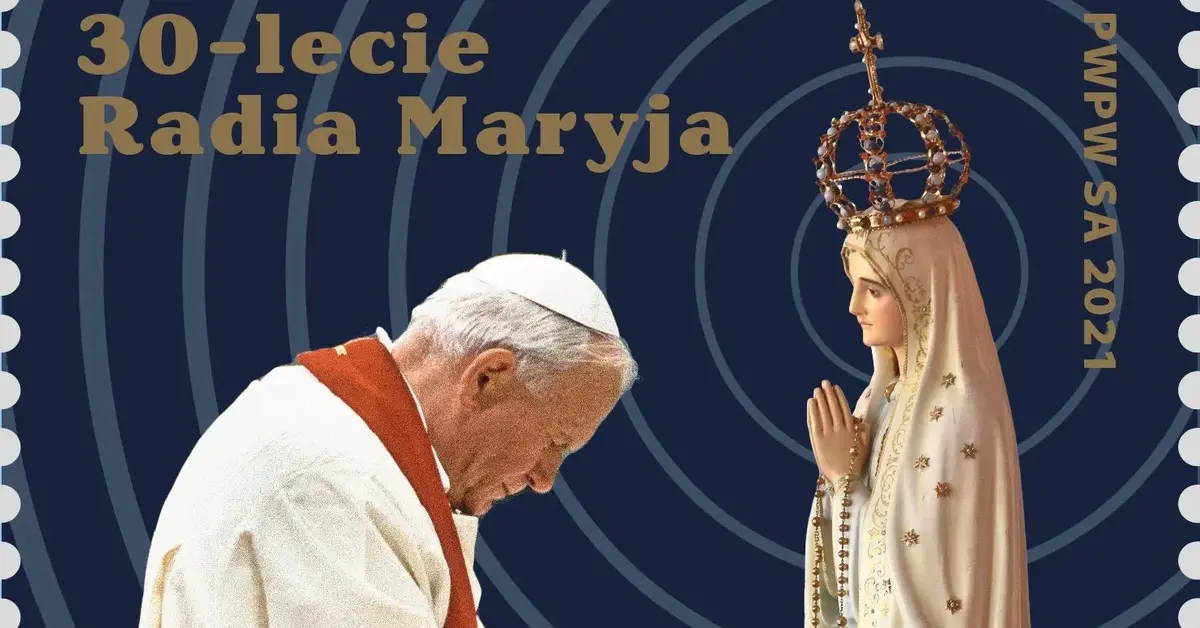 Jan Paweł II klęczy przed figurką Matki Boskiej na znaczku pocztowym z okazji 30-lecia Radia Maryja