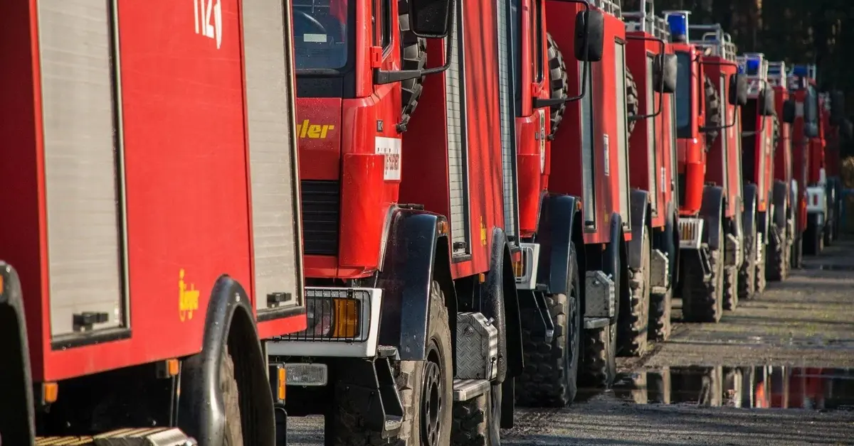 stojące za sobą kolejno wozy strażackie