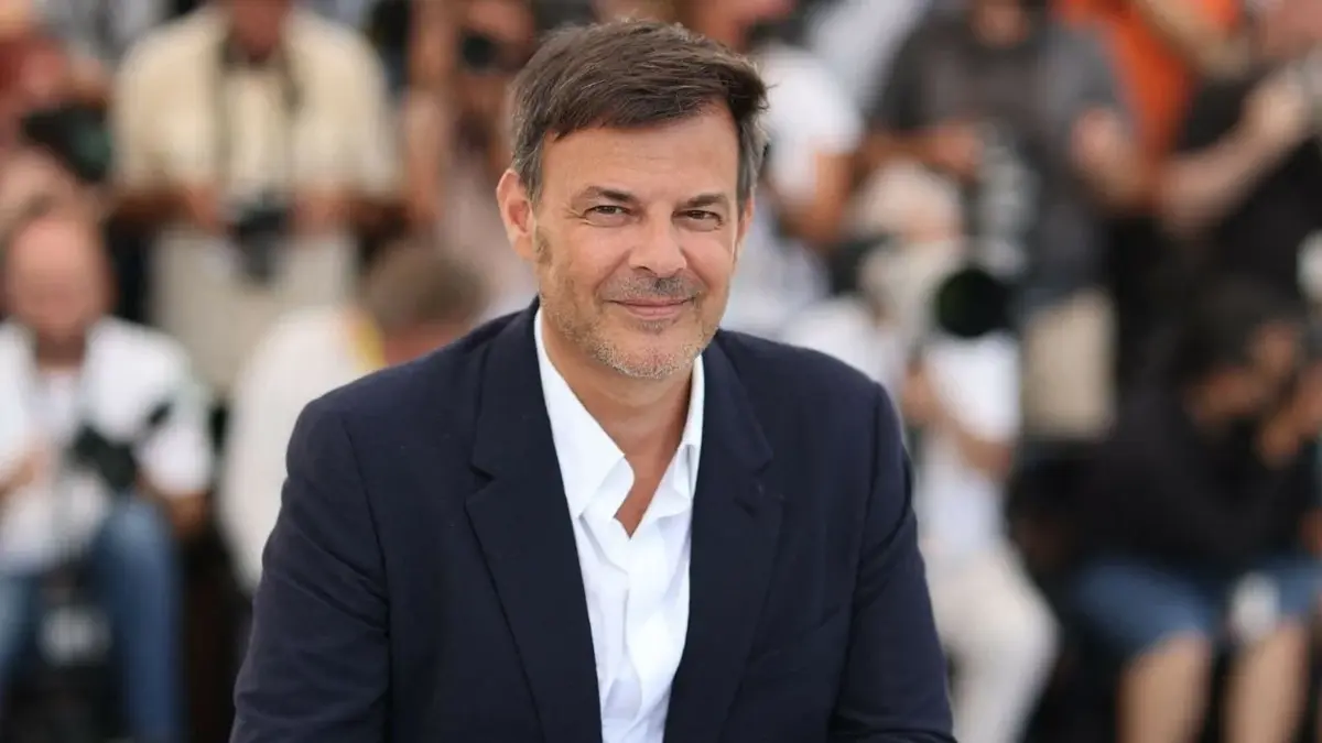 François Ozon na tle publiczności podczas premiery filmu na Festiwalu w Cannes