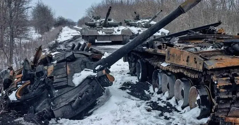 zniszczone rosyjskie czołgi na zaśnieżonej drodze 