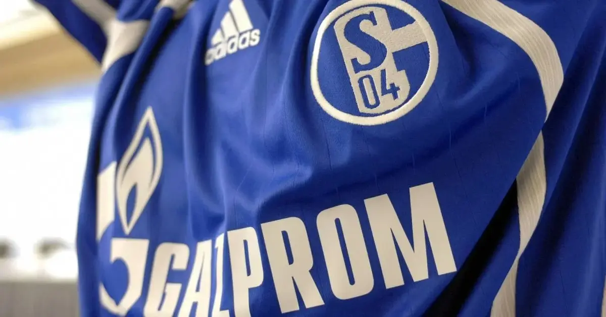 Główne zdjęcie - Schalke zrywa współpracę z Gazpromem! Dla solidarności z Ukrainą zrezygnowali z wielkich pieniędzy!