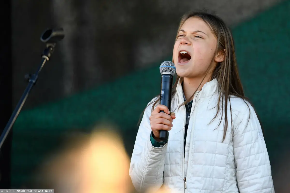 Greta Thunberg krzyczy na scenie