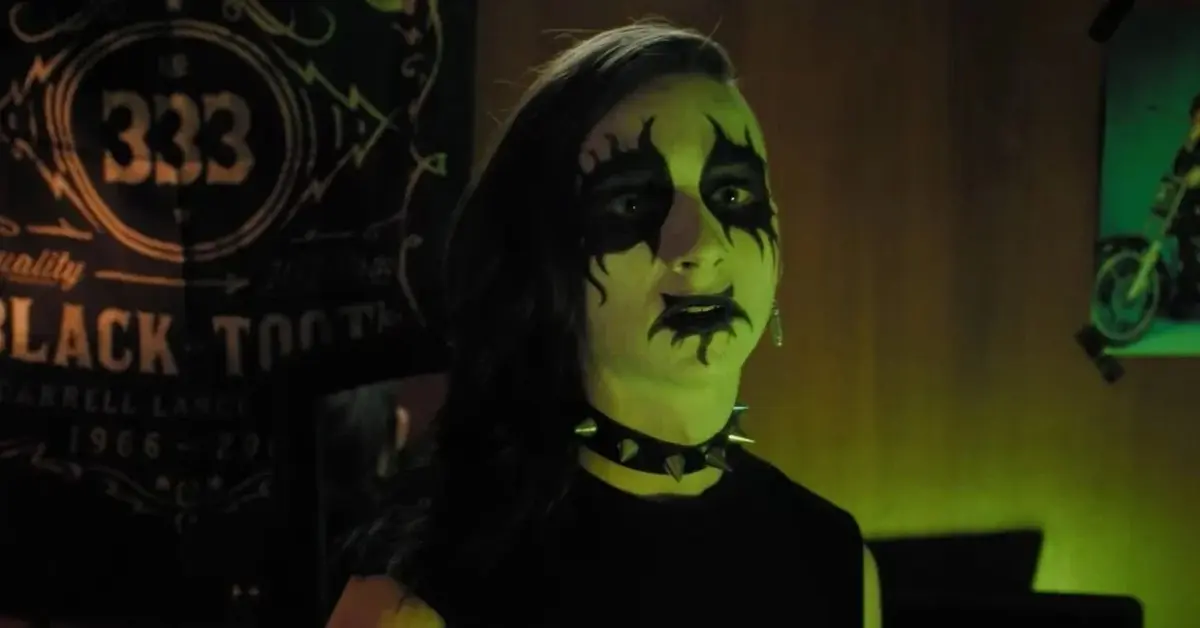 Kadr z filmu "Metal lords" - chłopiec w makijażu heavy-metalowym