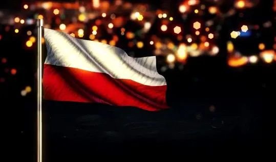 Flaga Polski na tle świateł