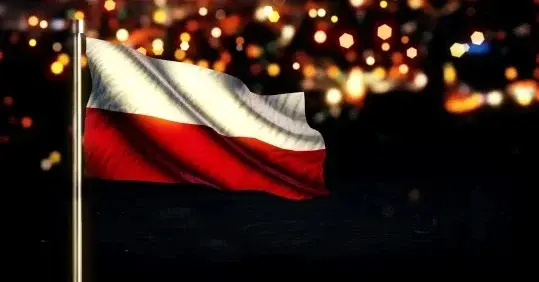 Flaga Polski na tle świateł
