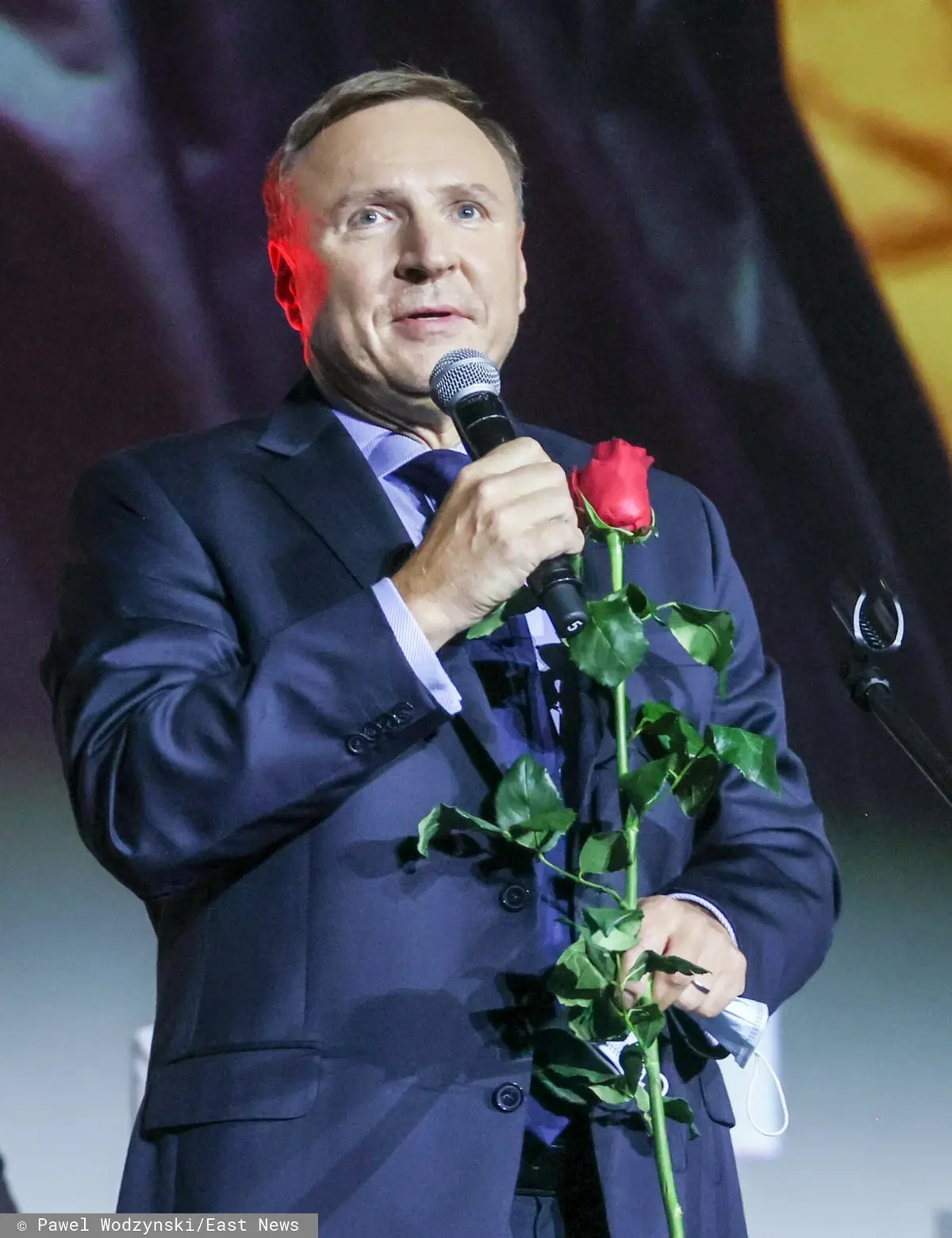 Jacek Kurski przemawia na prezentacji filmu z różą w dłoni