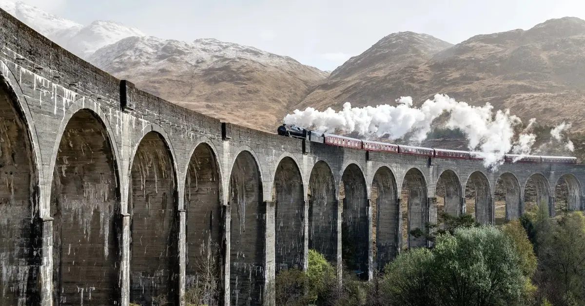 Pociąg jedzie na moście