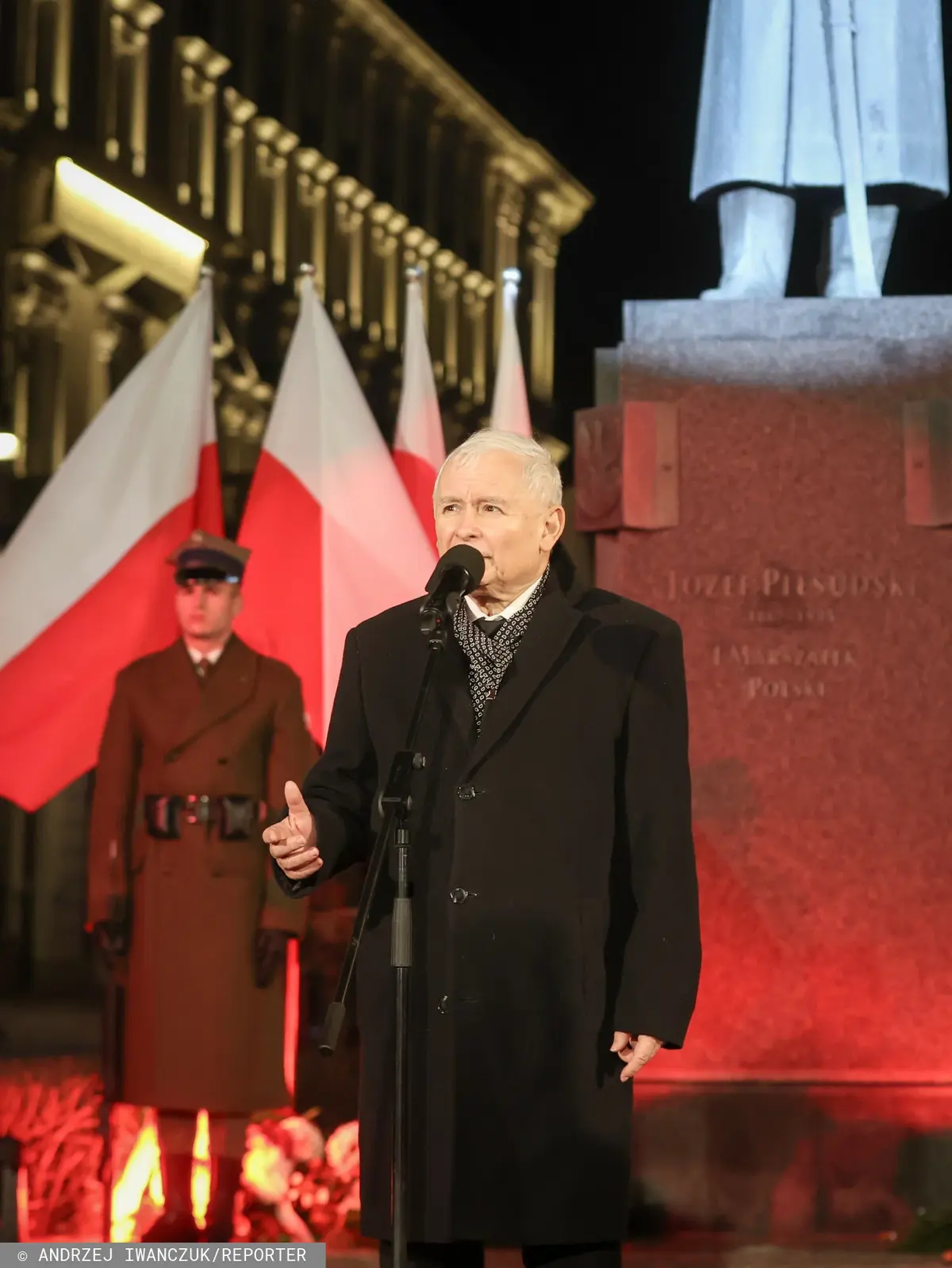 Jarosław Kaczyński przemawia pod grobem pamięci ofiar w walce o Niepodległość