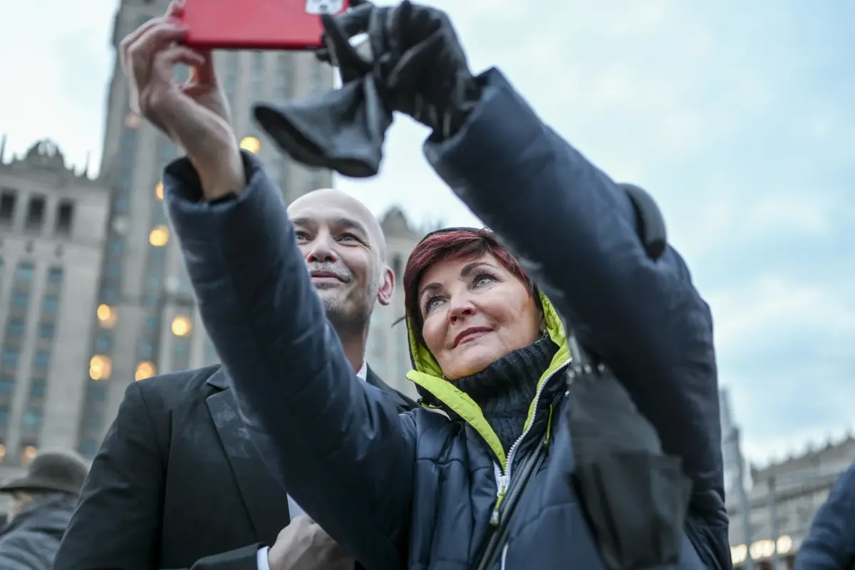 Jolanta Kwaśniewska robi selfie z mężczyzną stojącym wraz z nią