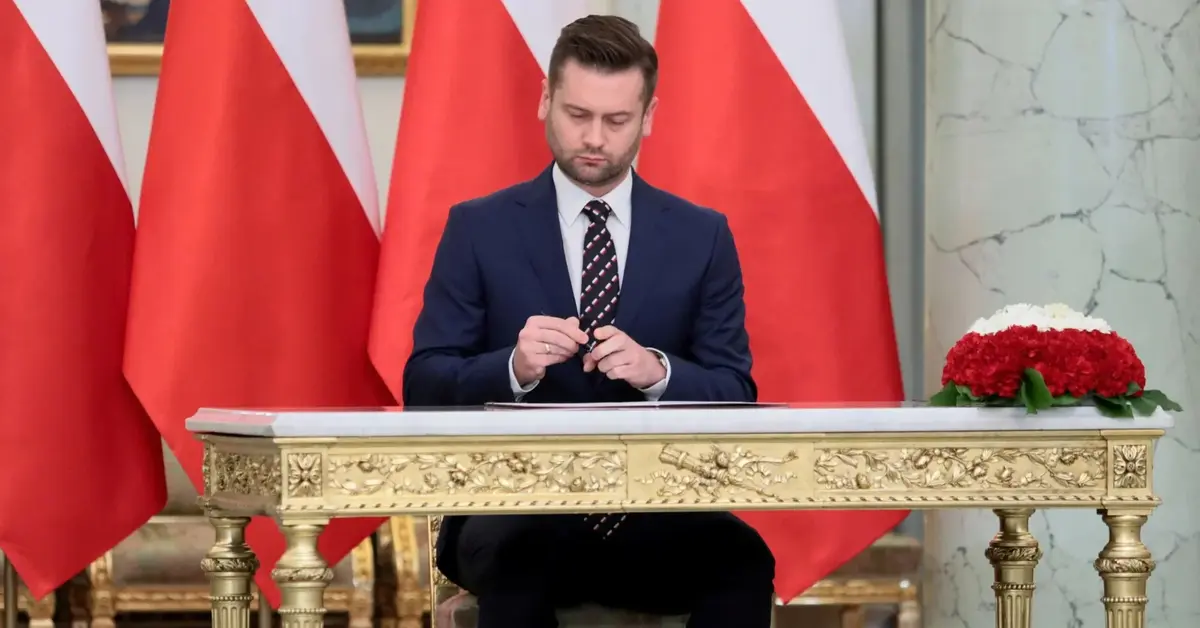 Kamil Bortniczuk podpisuje nominację w pałacu prezydenckim