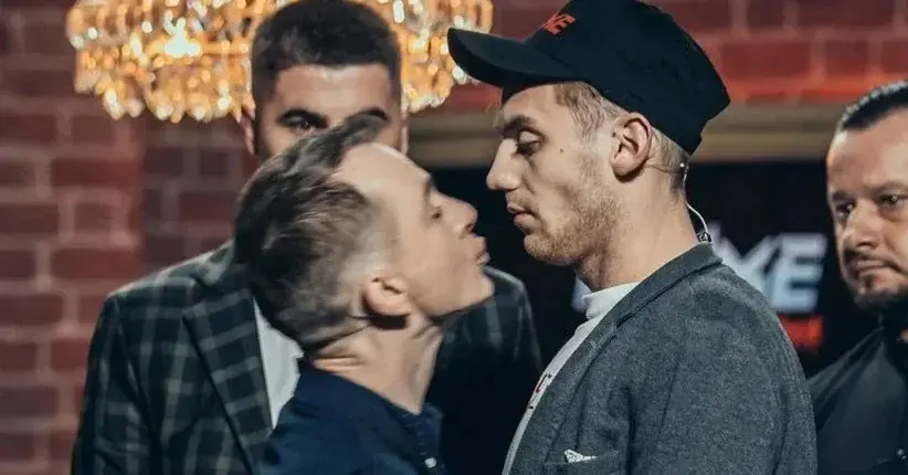 Jaś Kapela usiłuje pocałować Ziemowita Kossakowskiego