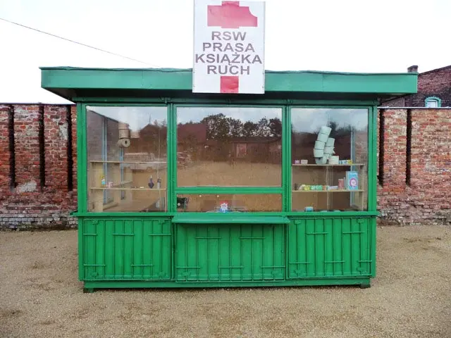Kiosk z pustymi półkami