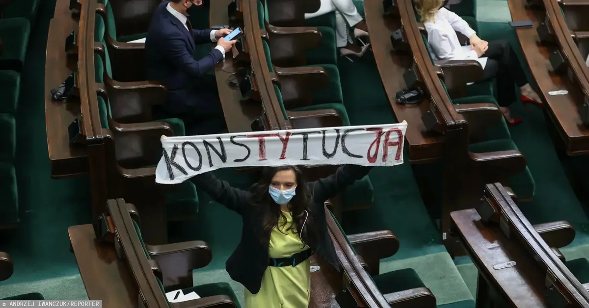 Sejm - kobieta z transparentem "konstytucja"