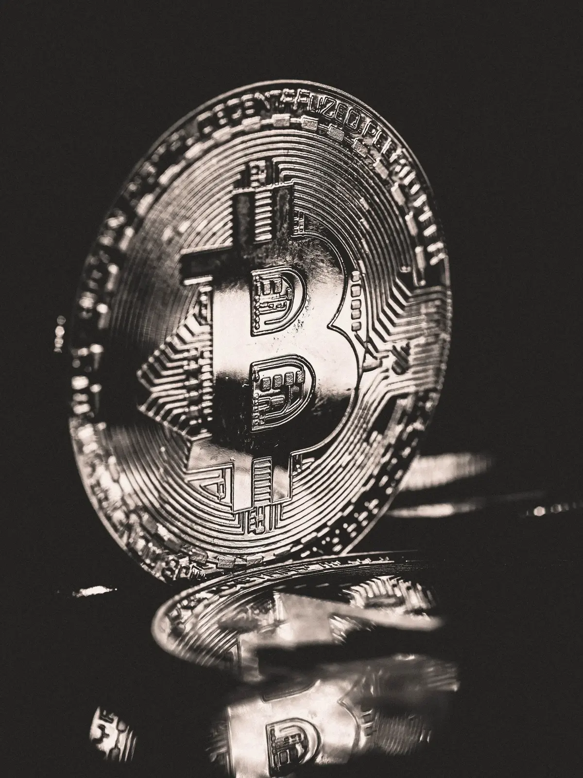 Moneta Bitcoin - czarno-biała