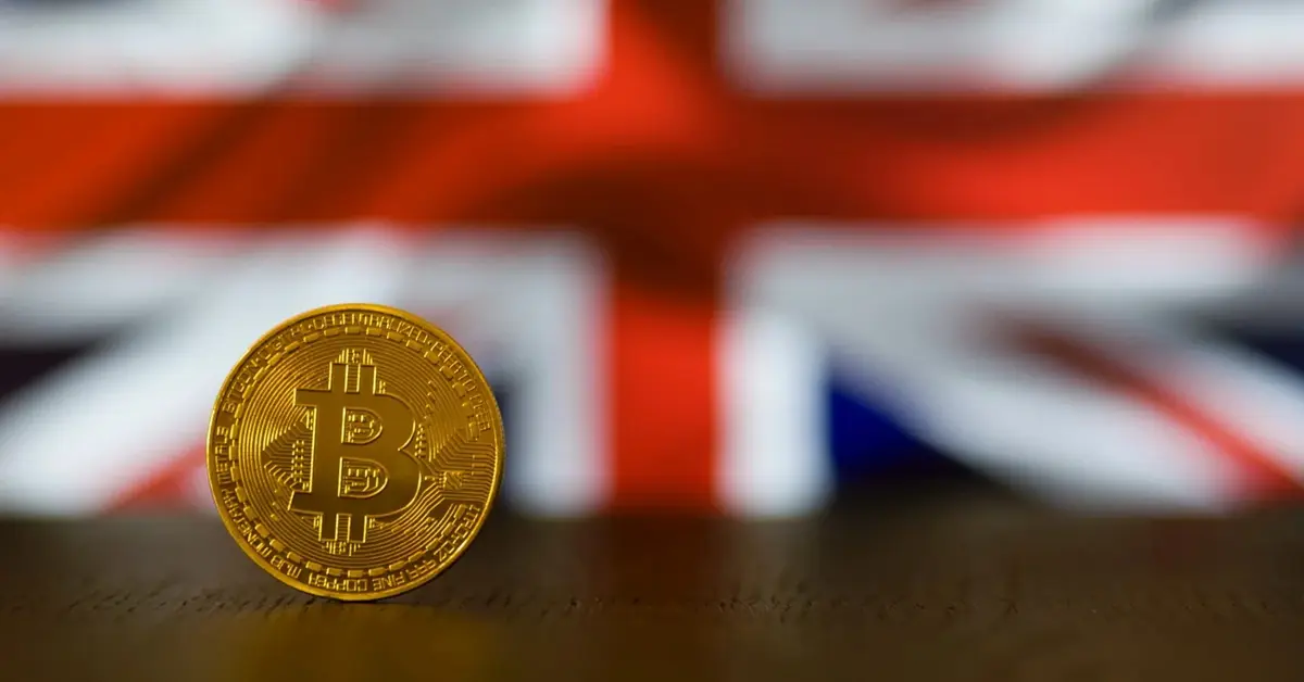 Moneta Bitcoin na tle flagi Wielkiej Brytanii