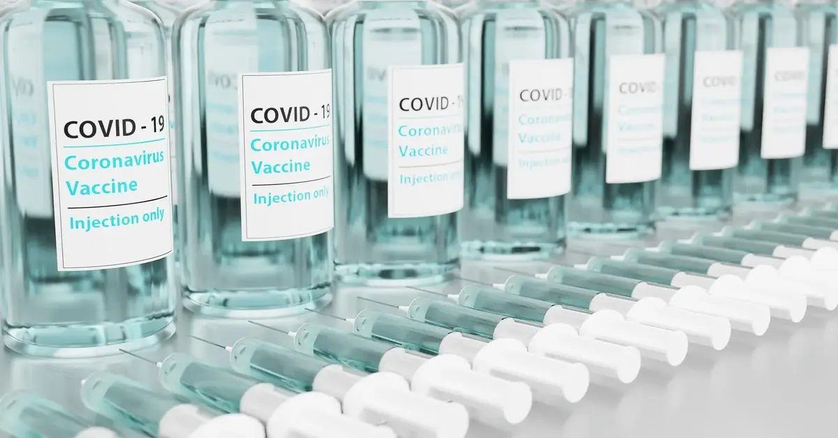 Szczepionki przeciwko koronawirusowi i strzykawki