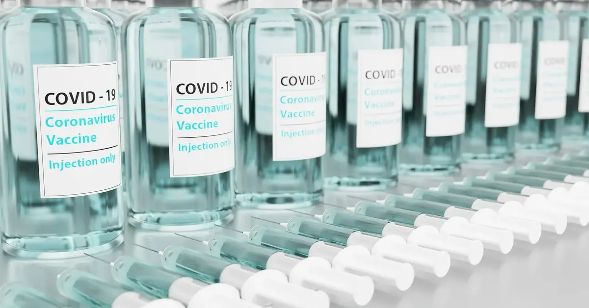 Szczepionki przeciwko koronawirusowi i strzykawki