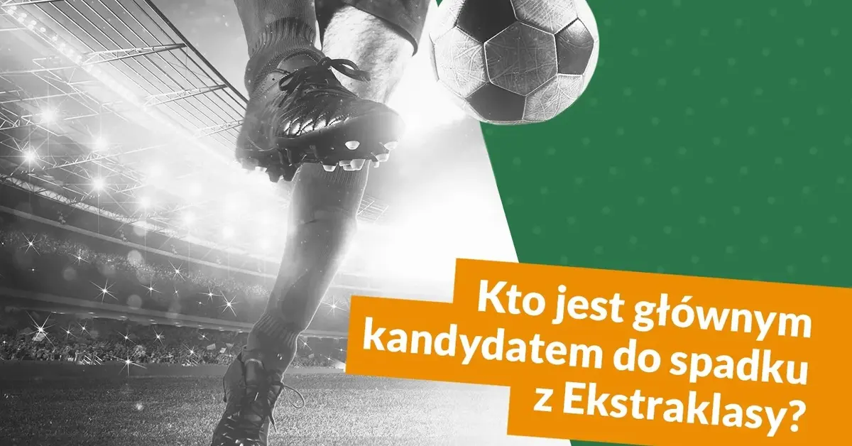 Nogi piłkarza kopiącego piłkę na tle stadionu z napisem Kto jest głównym kandydatem do spadku z Ekstraklasy?