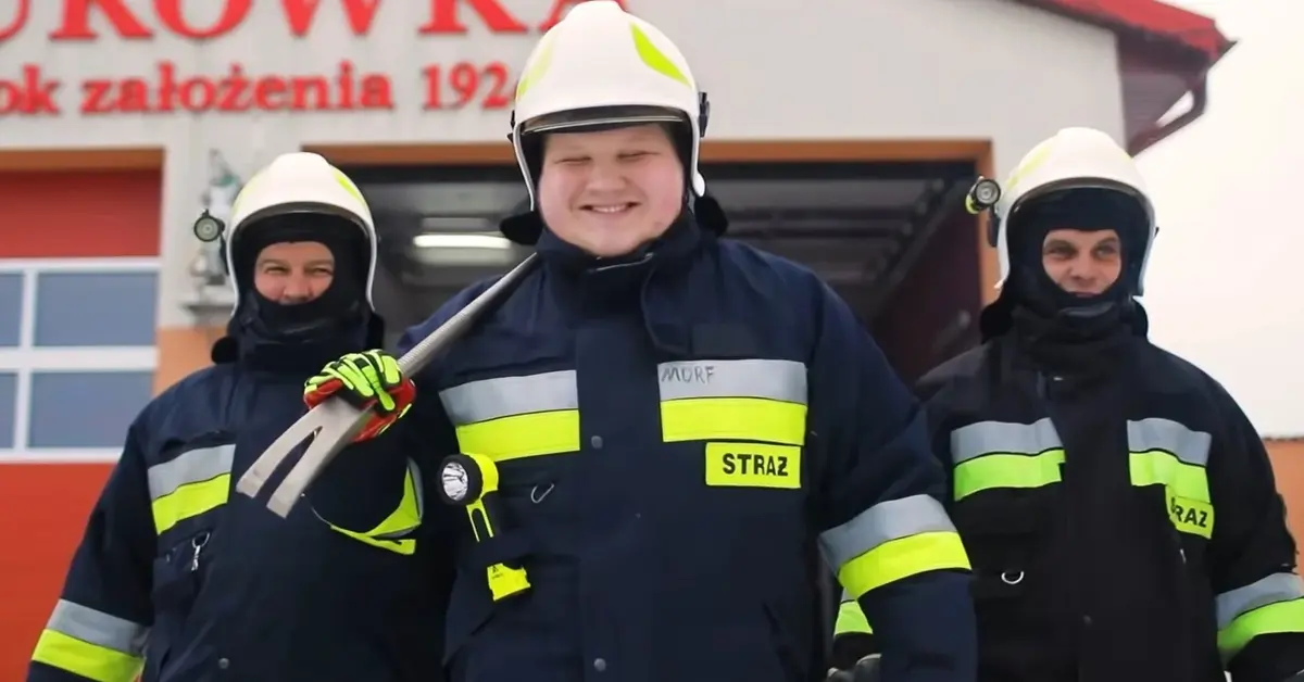YouTuber Leksiu w stroju strażackim.