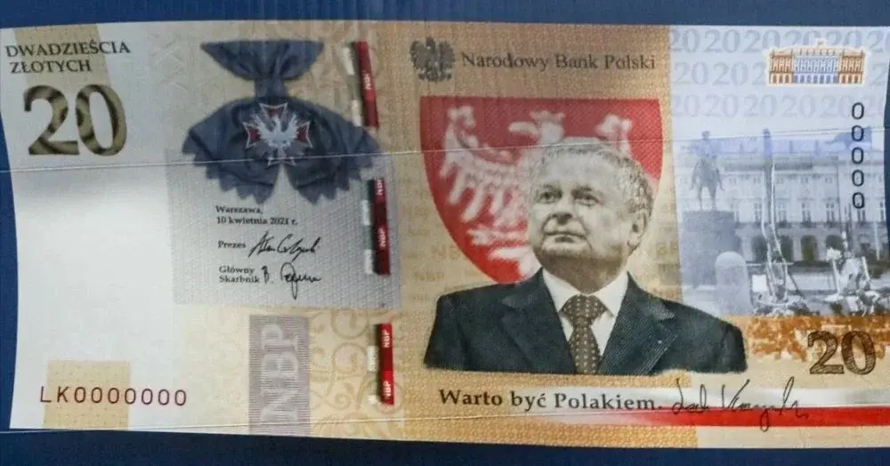 Baner z banknotem z Lechem Kaczyńskim na fasadzie Narodowego Banku Polskiego