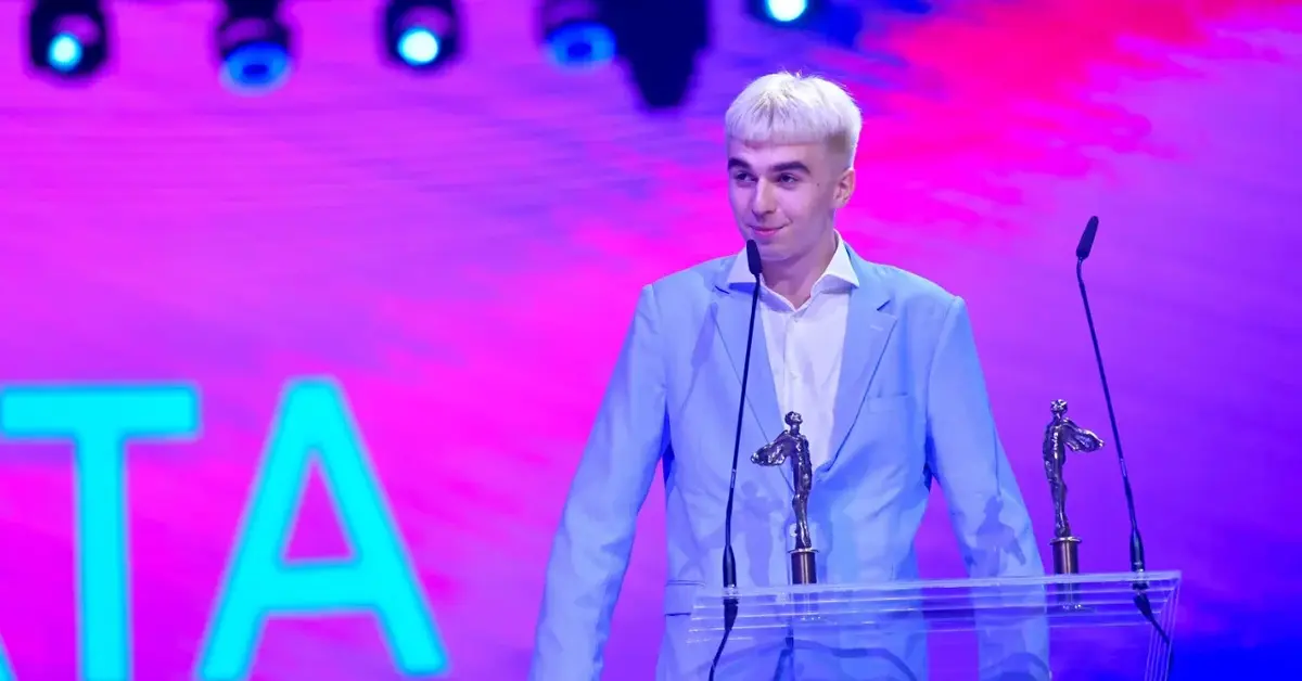 Raper Mata stoi przy mównicy na gali Fryderyków.