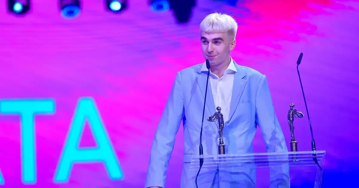 Raper Mata stoi przy mównicy na gali Fryderyków.