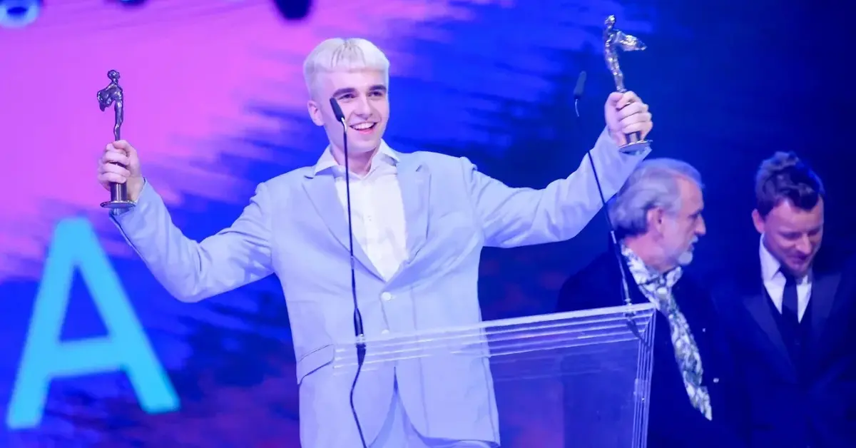 Michał Mata Matczak trzyma w rękach dwa Fryderyki.