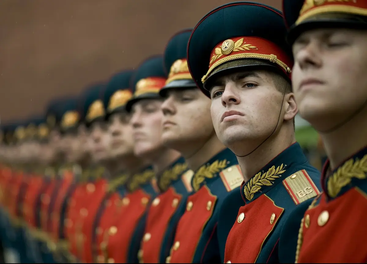 szereg identycznie ubranych żołnierzy w mundurach defiladowych