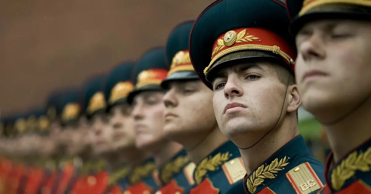 szereg identycznie ubranych żołnierzy w mundurach defiladowych