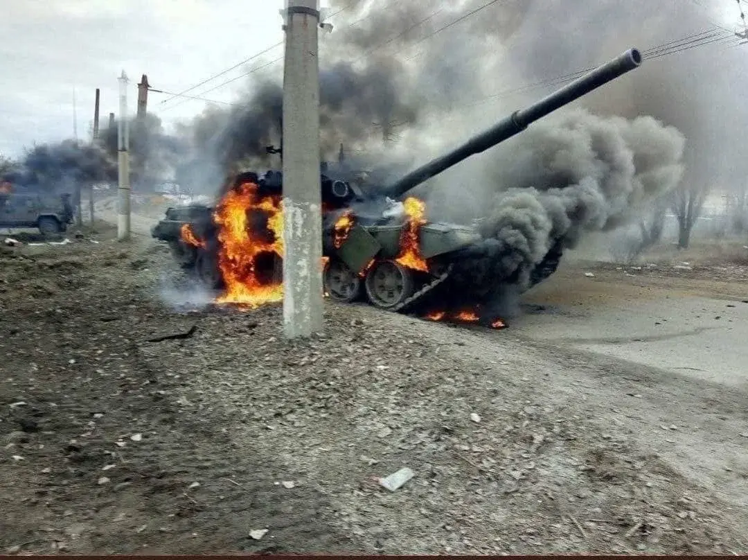 stojący w ogniu zniszczony rosyjski czołg 