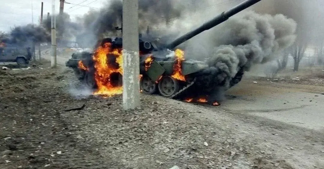 stojący w ogniu zniszczony rosyjski czołg 