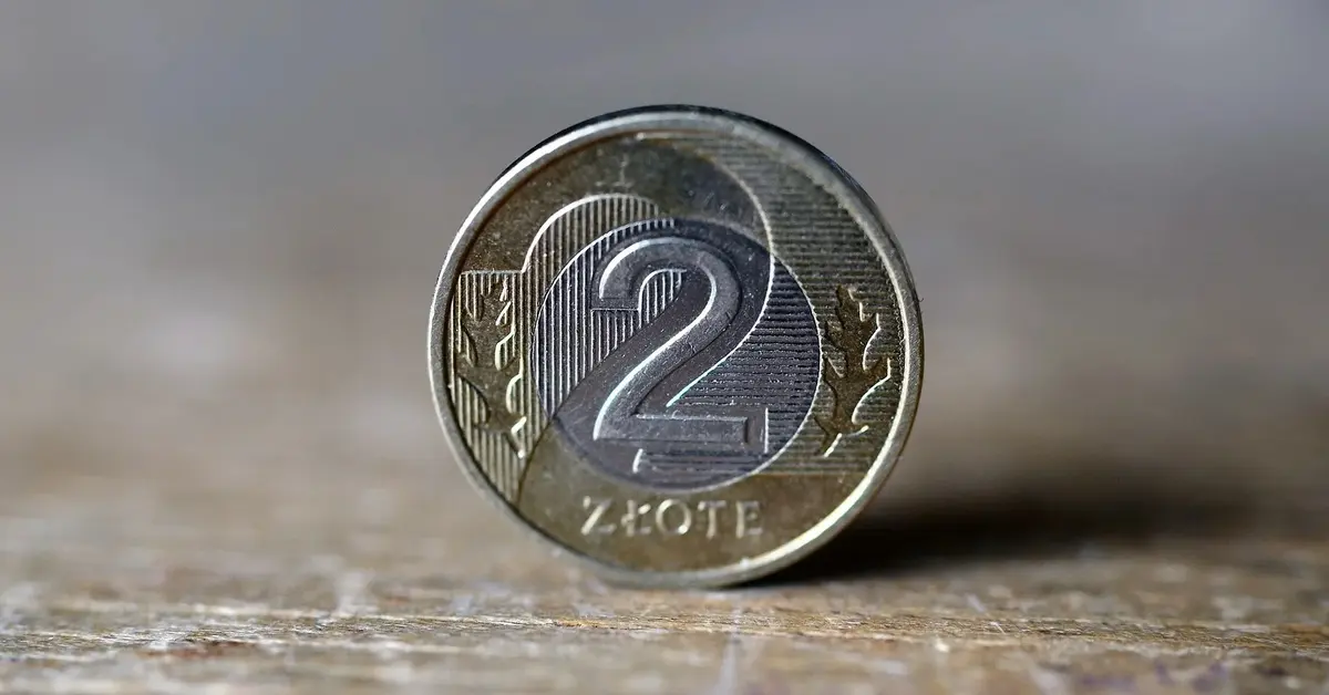 Moneta 2 zł na stole