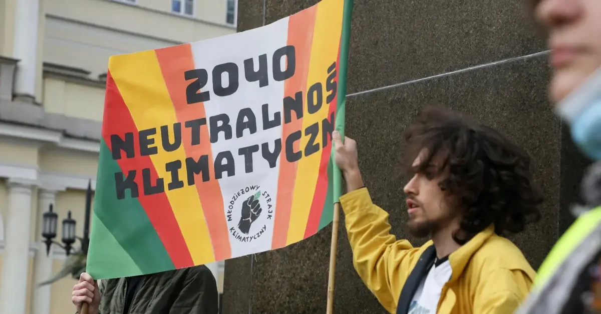 Protesty młodych ludzi w walce o neutralność klimatyczną