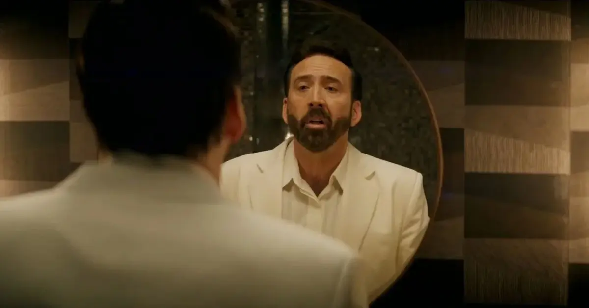 Nicolas Cage w białym garniturze przed lustrem