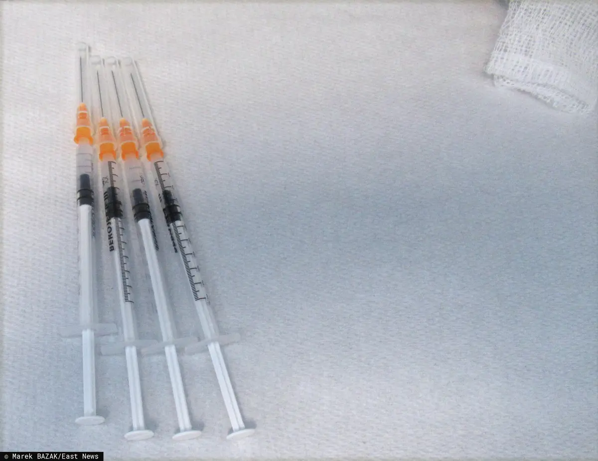 szczepienie przeciw COVID-19 - strzykawki