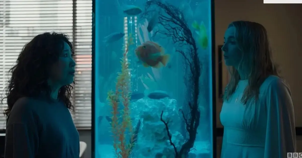 "Obsesja Eve", Eve i Villanelle przy akwarium