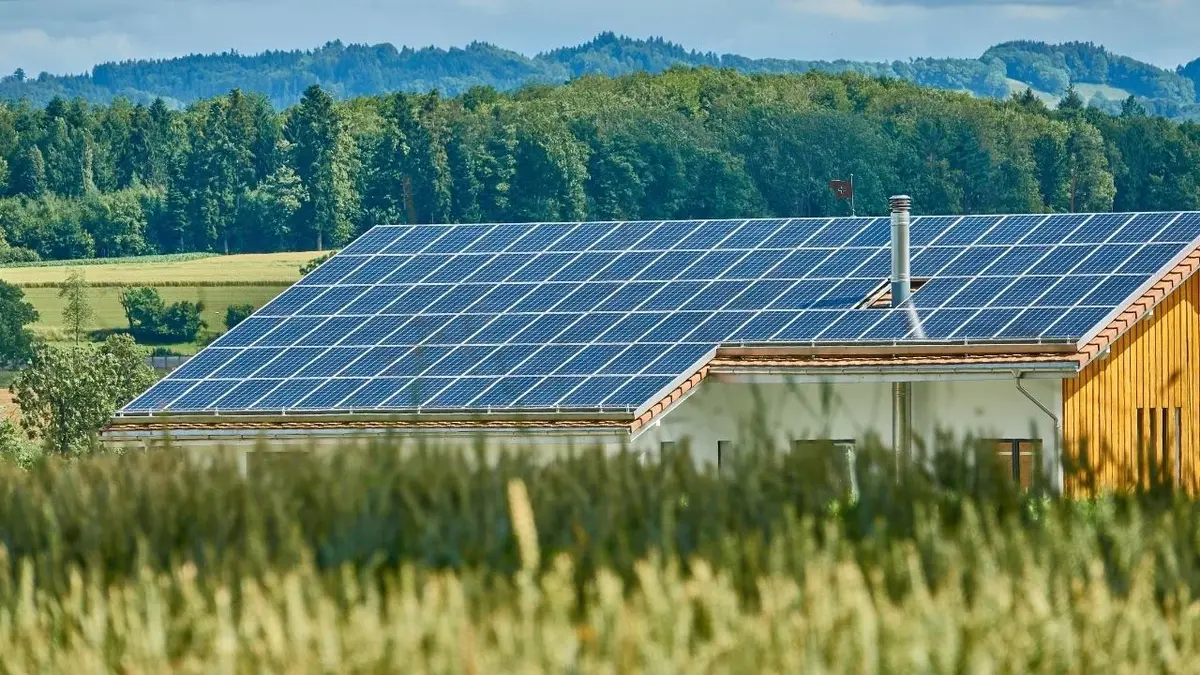 Panele słoneczne. Odnawialne źródła energii
