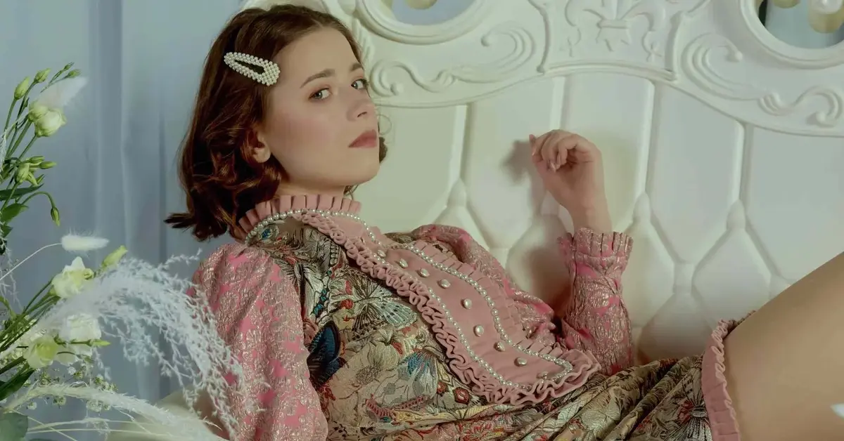 Dziewczyna leżąca na kanapie