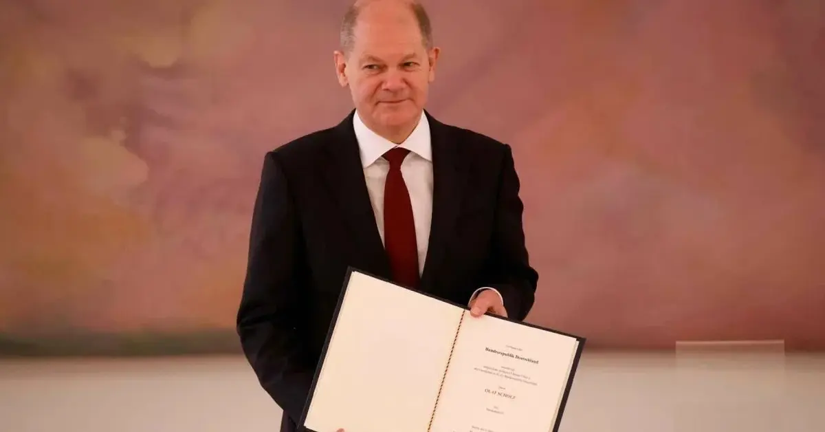 Olaf Scholz trzymający nominację na stanowisko kanclerza.