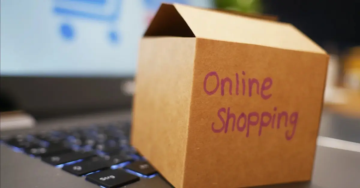 pudełko z zakupami na klawiaturze komputera