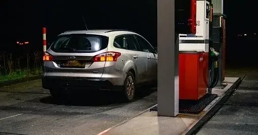 Szary samochód na stacji benzynowej