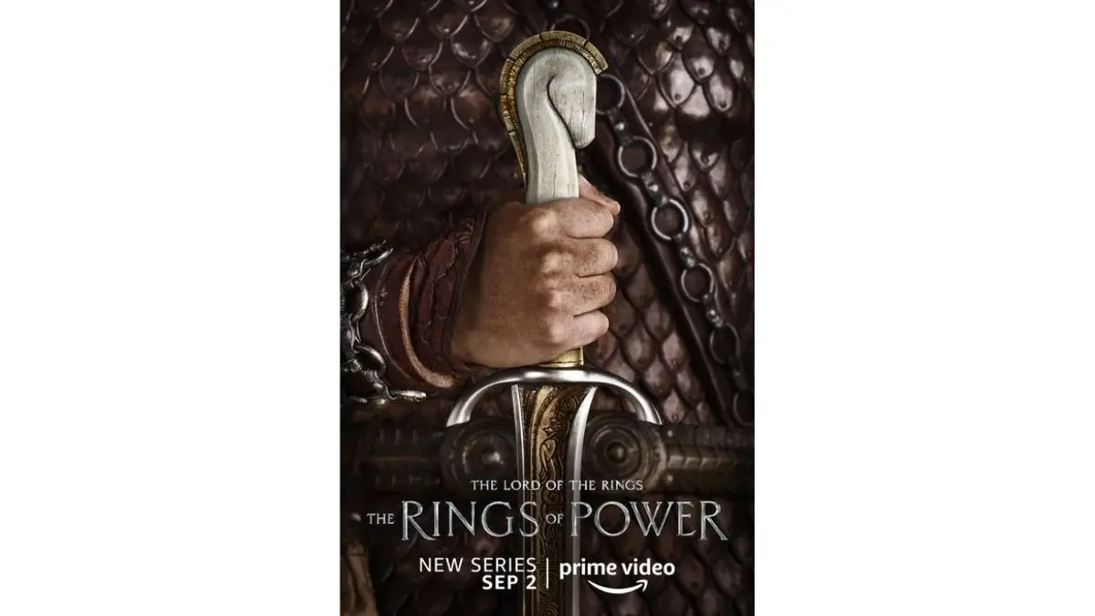 Plakat "Pierścienie władzy": dłoń z mieczem ozdobionym białą głową konia na głowicy