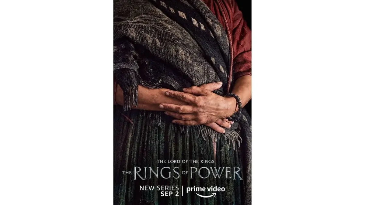 Plakat "Pierścienie władzy": złożone dłonie kobiety