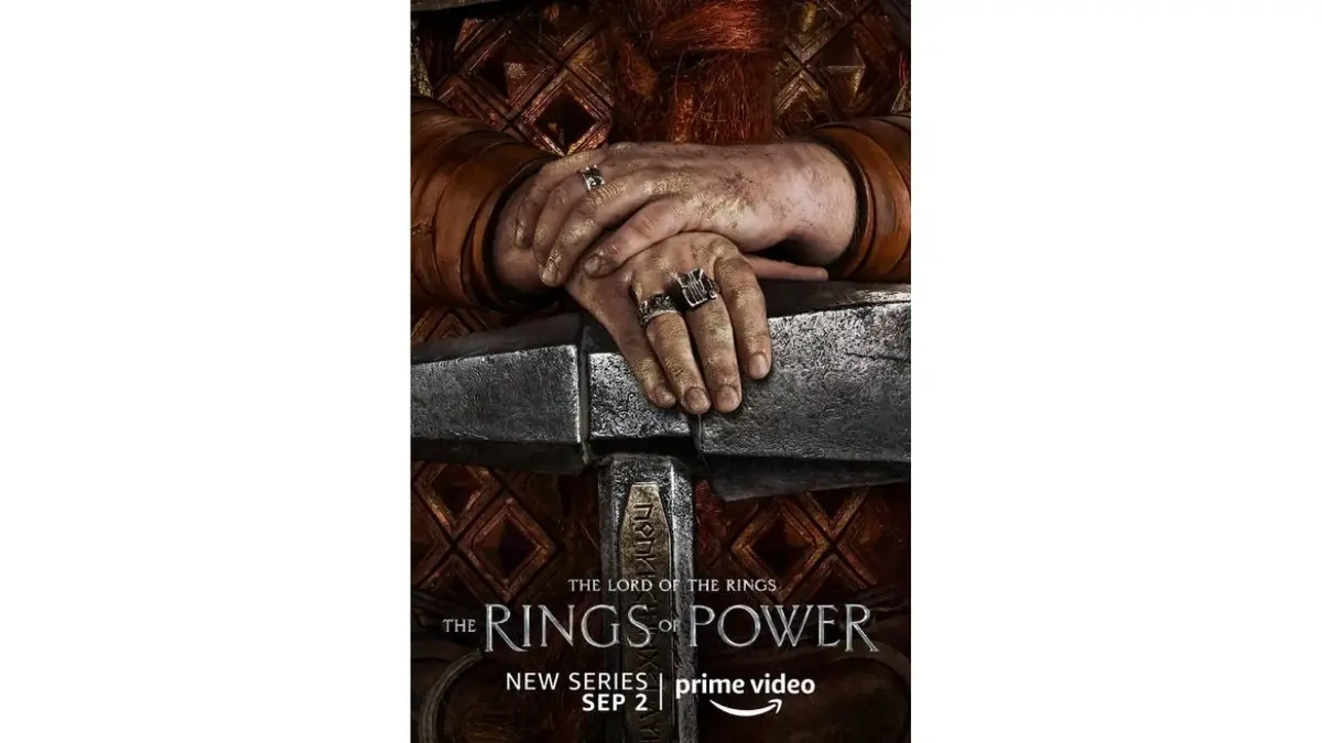 Plakat "Pierścienie władzy": dłonie trzymające młot
