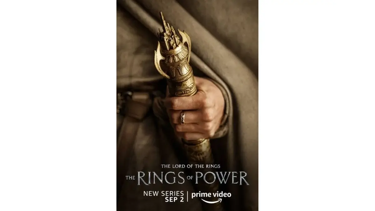 Plakat "Pierścienie władzy": dłonie ze złotym artefaktem