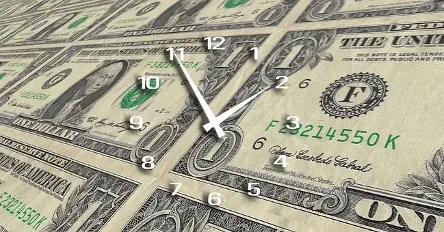 Pieniądze oraz zegar